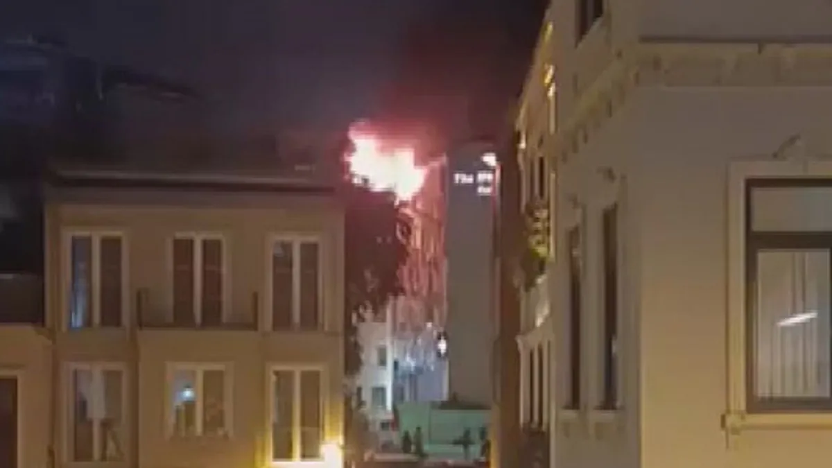 Beyoğlu'nda 6 Katlı Binanın Çatısı Alev Aldı: Yangın 1 Saatte Söndürüldü