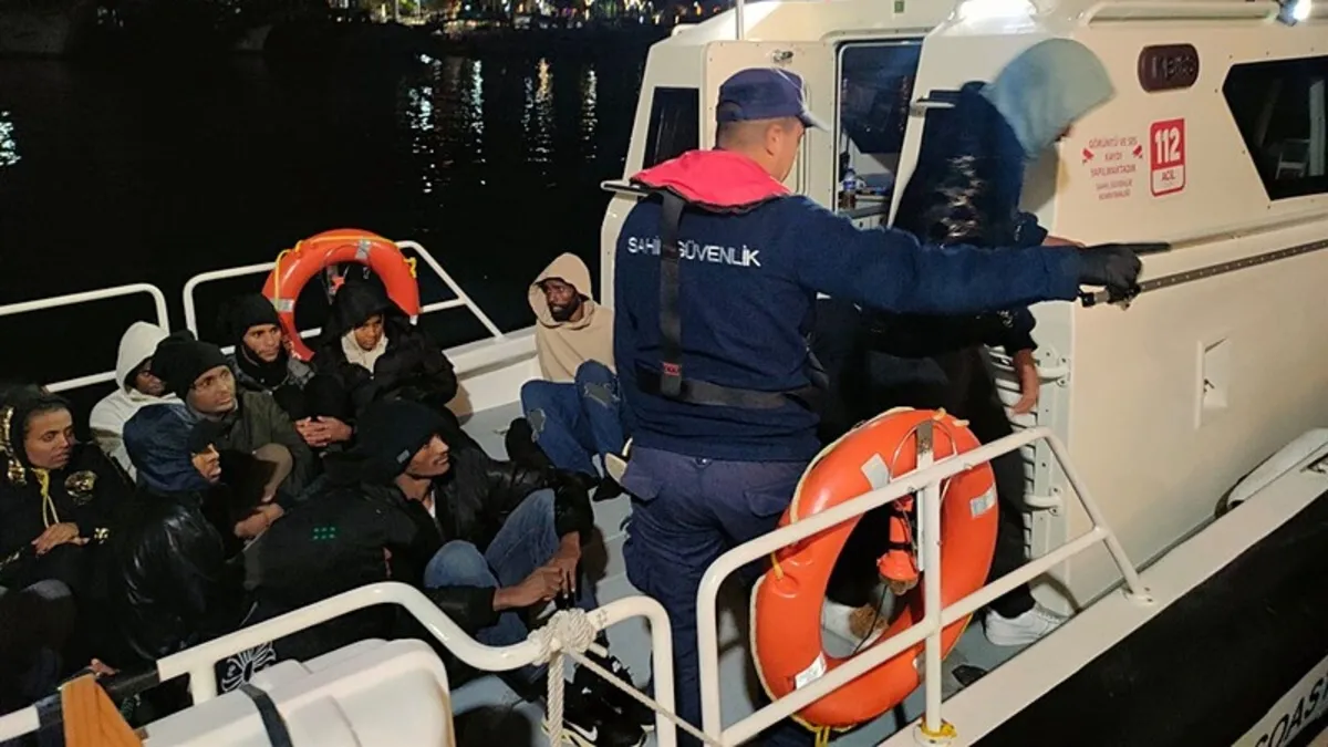 Bodrum Açıklarında Yunanistan Tarafından Geri İtilen Can Sallarındaki 36 Göçmen Kurtarıldı