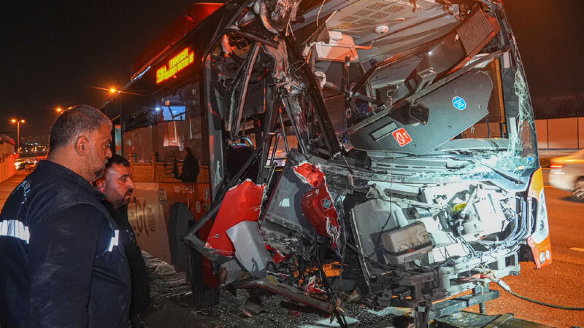 Ankara'da EGO otobüsü üst geçide çarptı: 24 yolcu hastaneye kaldırıldı