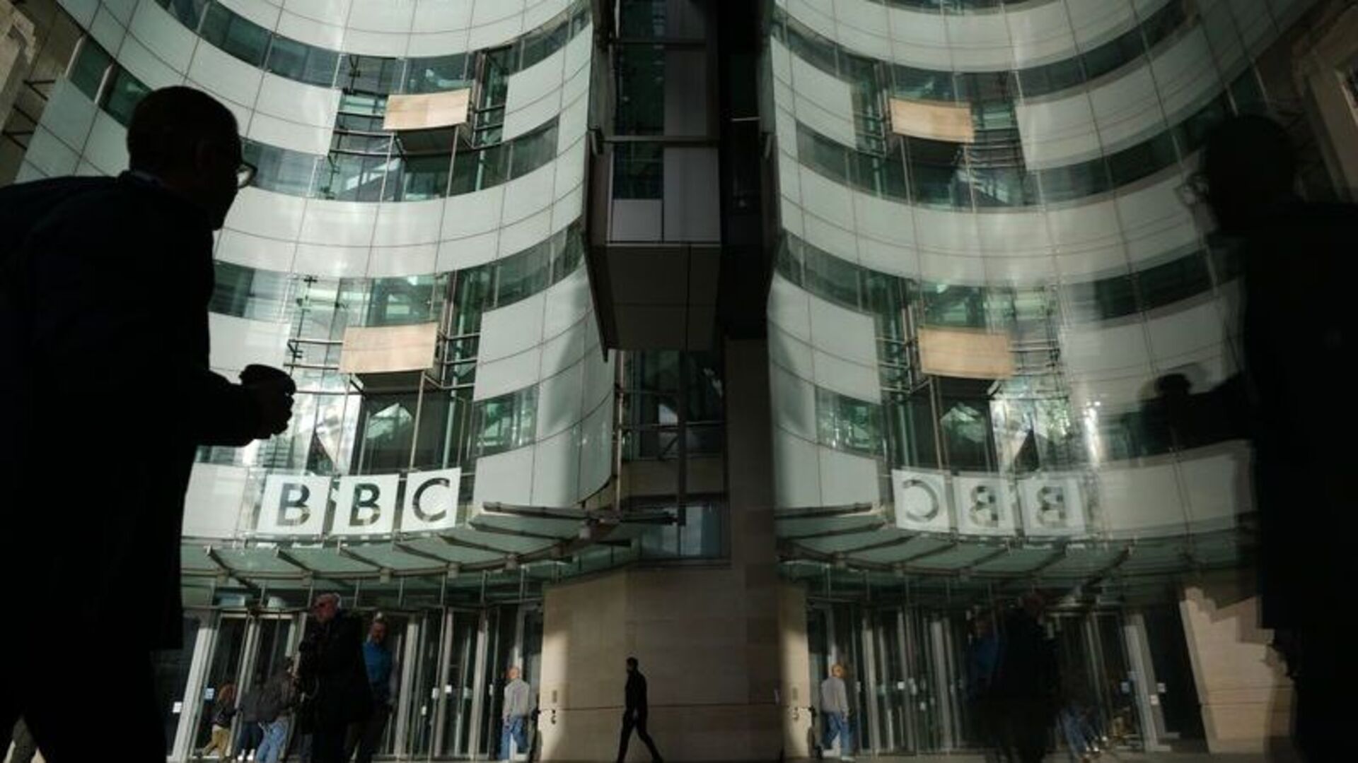 BBC, 500 Milyon Sterlin Tasarruf İçin İki Kanal ve Bir Radyoyu Kapatıyor: Yüzlerce Çalışan İşini Kaybedecek