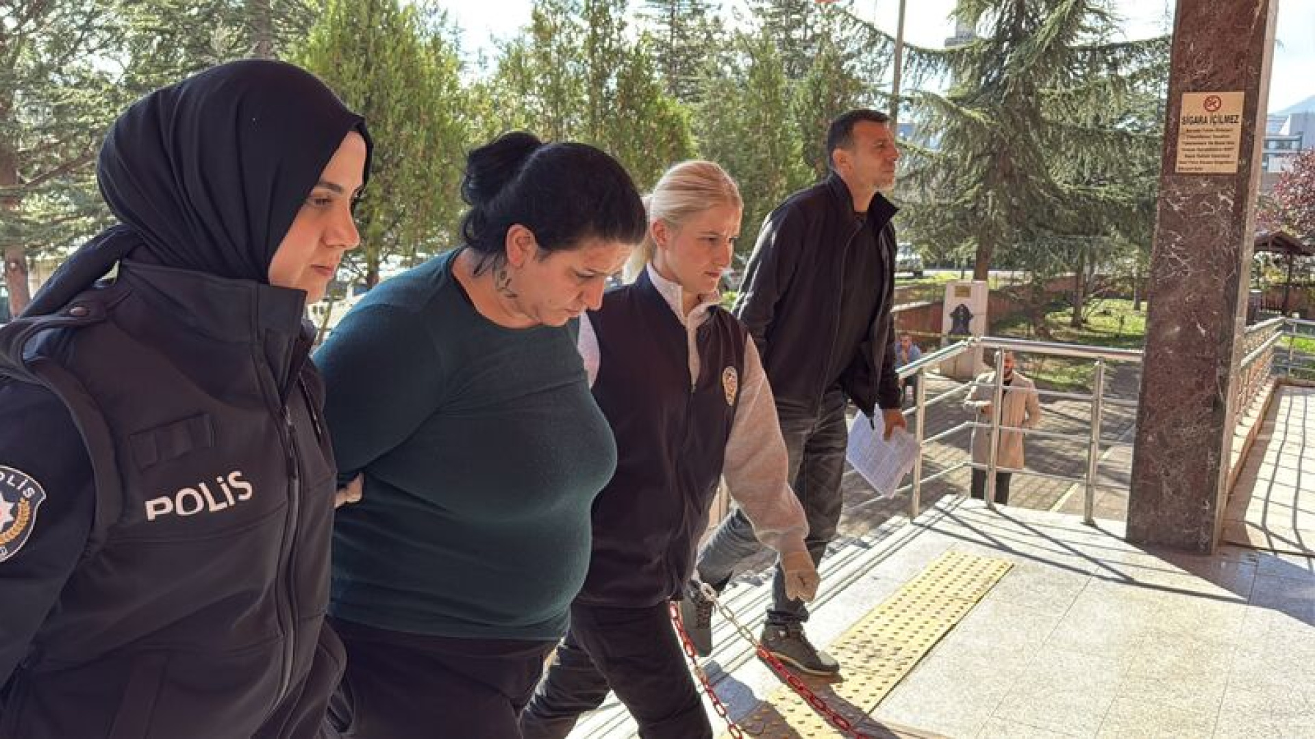 Karabük'te Kıskançlık Kavgası Kanlı Bitti: Erkek Arkadaşını İki Bıçakla Yaralayan Kadın Tutuklandı
