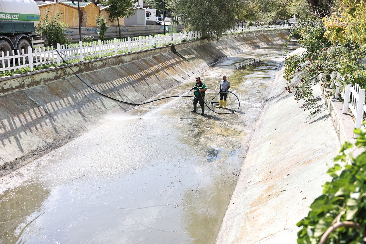 Gölbaşı Belediyesi Osmanlı ve Selçuklu Parkı'ndaki Kanalı Temizledi, Köprüleri Güçlendirdi