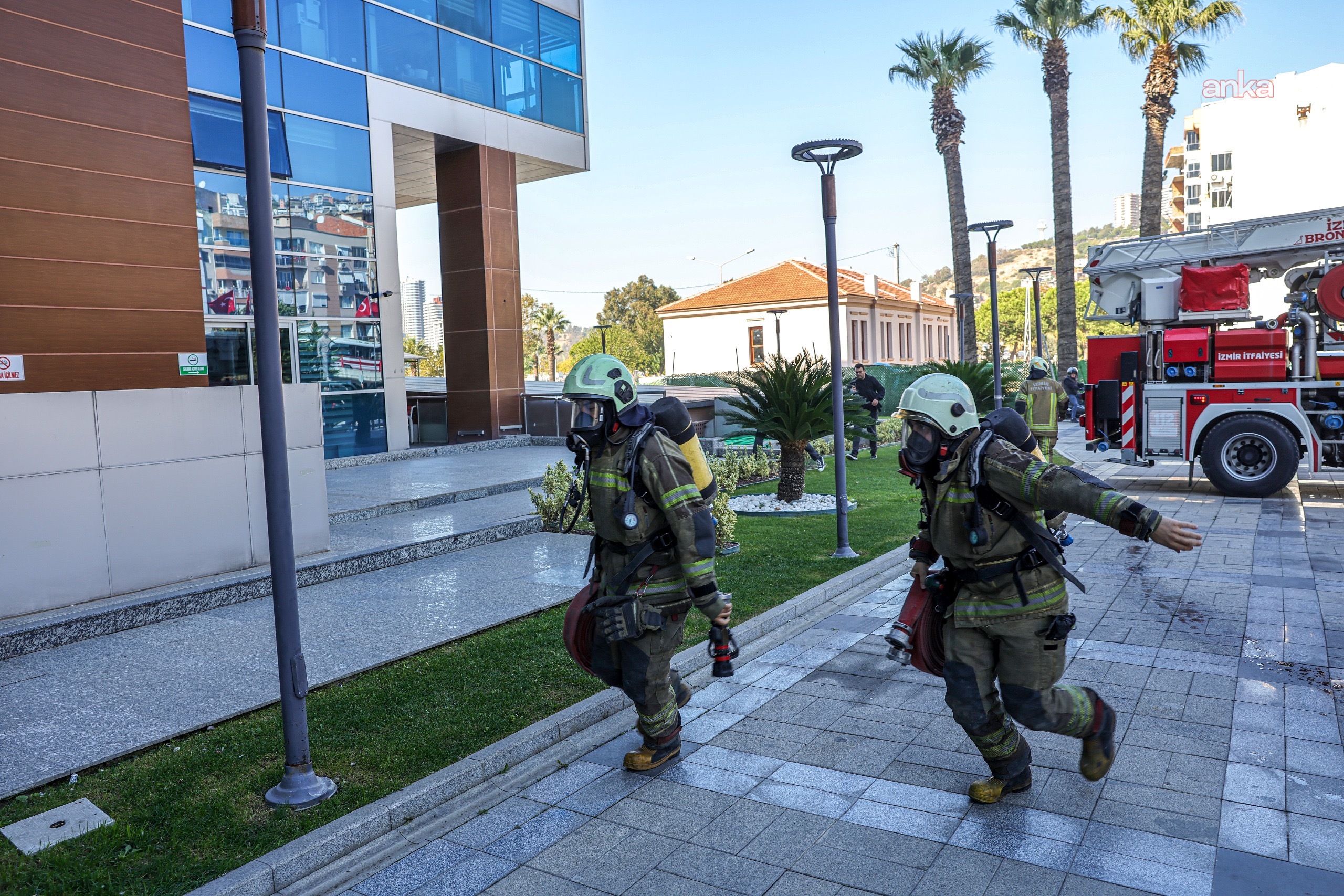 Bayraklı Belediyesi'nde Yangın Tatbikatı: 141 Kişi 6 Dakikada Tahliye Edildi