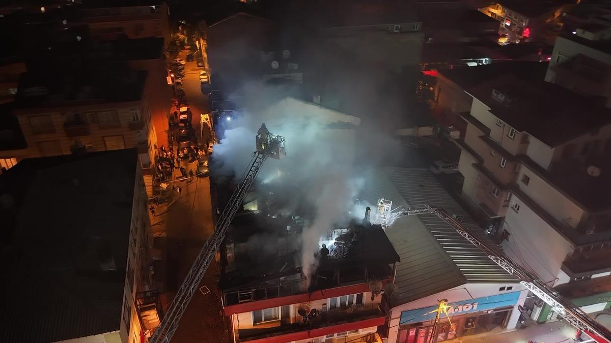 Kağıthane'de 4 Katlı Binanın Çatısı Yandı: Aile Kendi İmkânlarıyla Kurtuldu