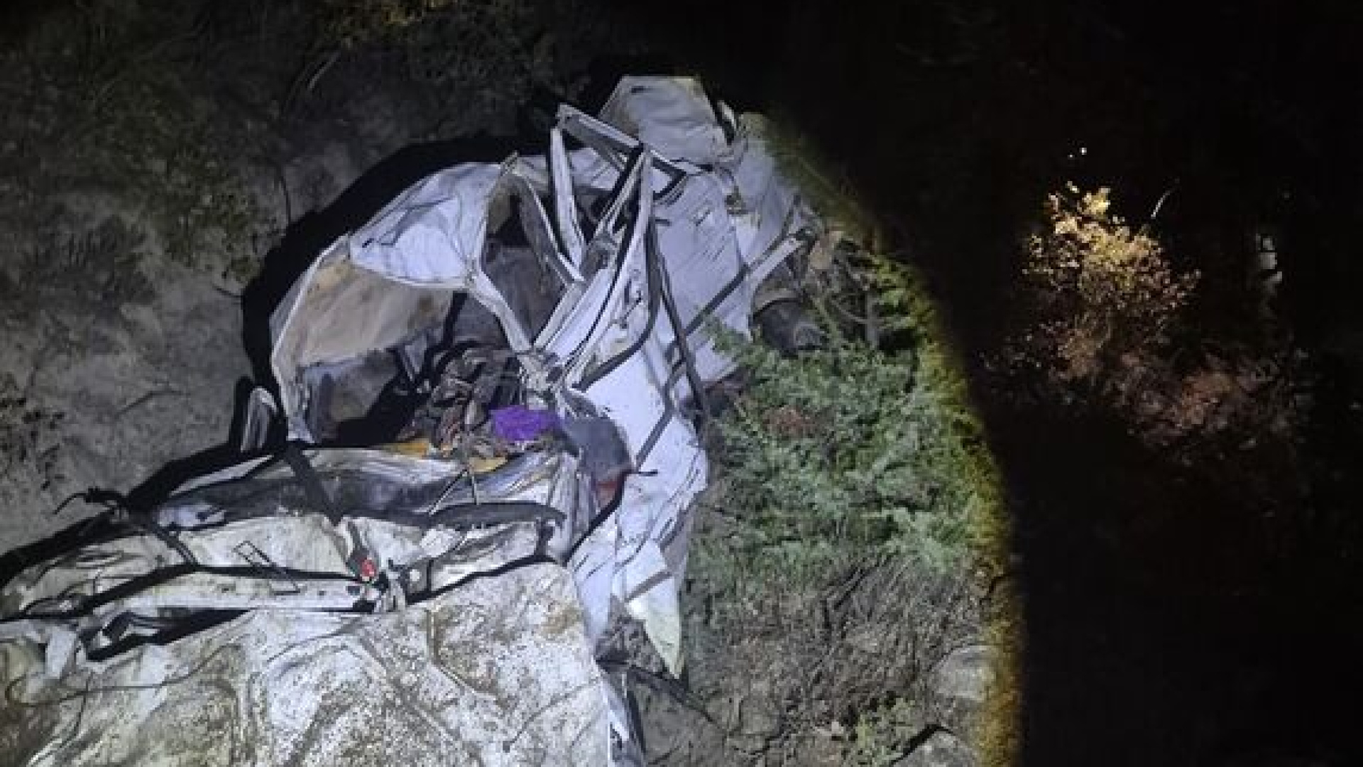 Çorum'da otomobil uçuruma yuvarlandı: 4 kişi hayatını kaybetti, 1 kişi yaralandı