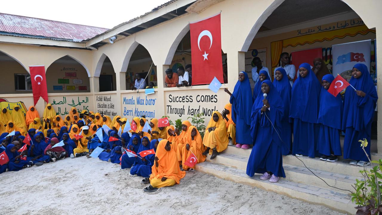 Türk Silahlı Kuvvetleri Mogadişu'da Okul Yeniledi: 5 Derslik ve 75 Öğrenci Sırası Teslim Edildi