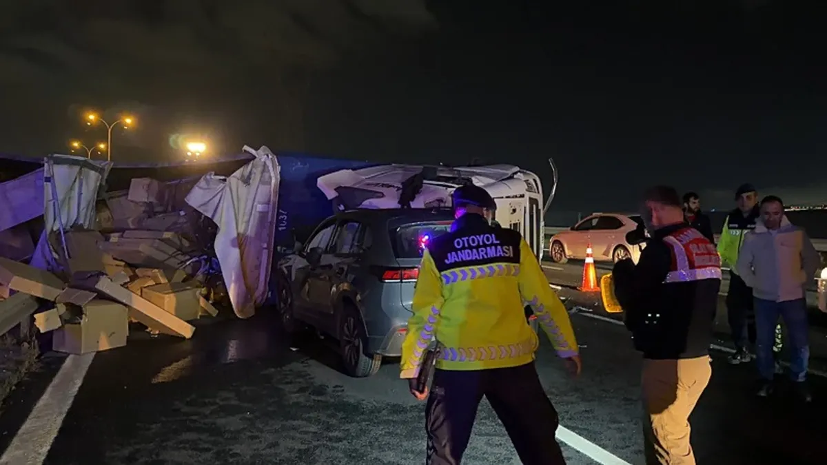 Kocaeli'de Tır Bariyerlere Çarpıp Karşı Şeride Geçti: 1 Ölü, 2 Yaralı
