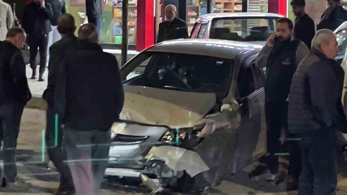 Erzurum'da Direksiyonu Kilitlenen Otomobil Zincirleme Kazaya Yol Açtı: 1 Yaralı