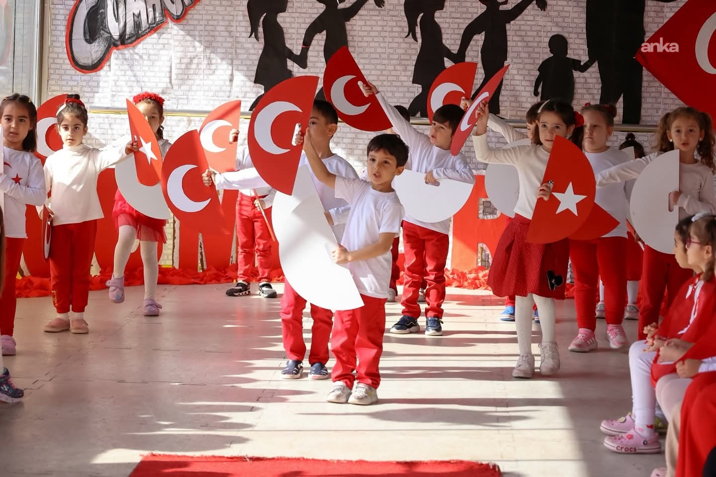 Efeler'de 29 Ekim Cumhuriyet Bayramı 28 Ekim'de Kutlanacak: Müzik, Tiyatro ve Futbol Ödülleri Bir Arada