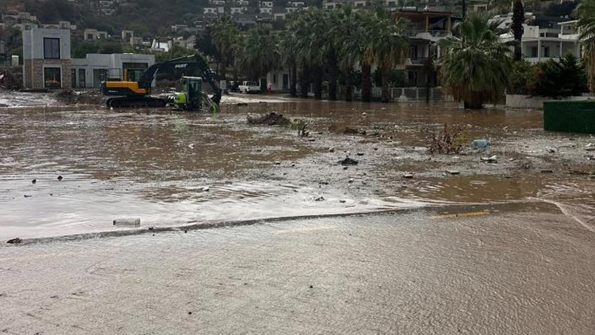 Bodrum'da Sağanak Yağış: Koyunbaba Mahallesi'nde İş Yerleri Su Altında Kaldı