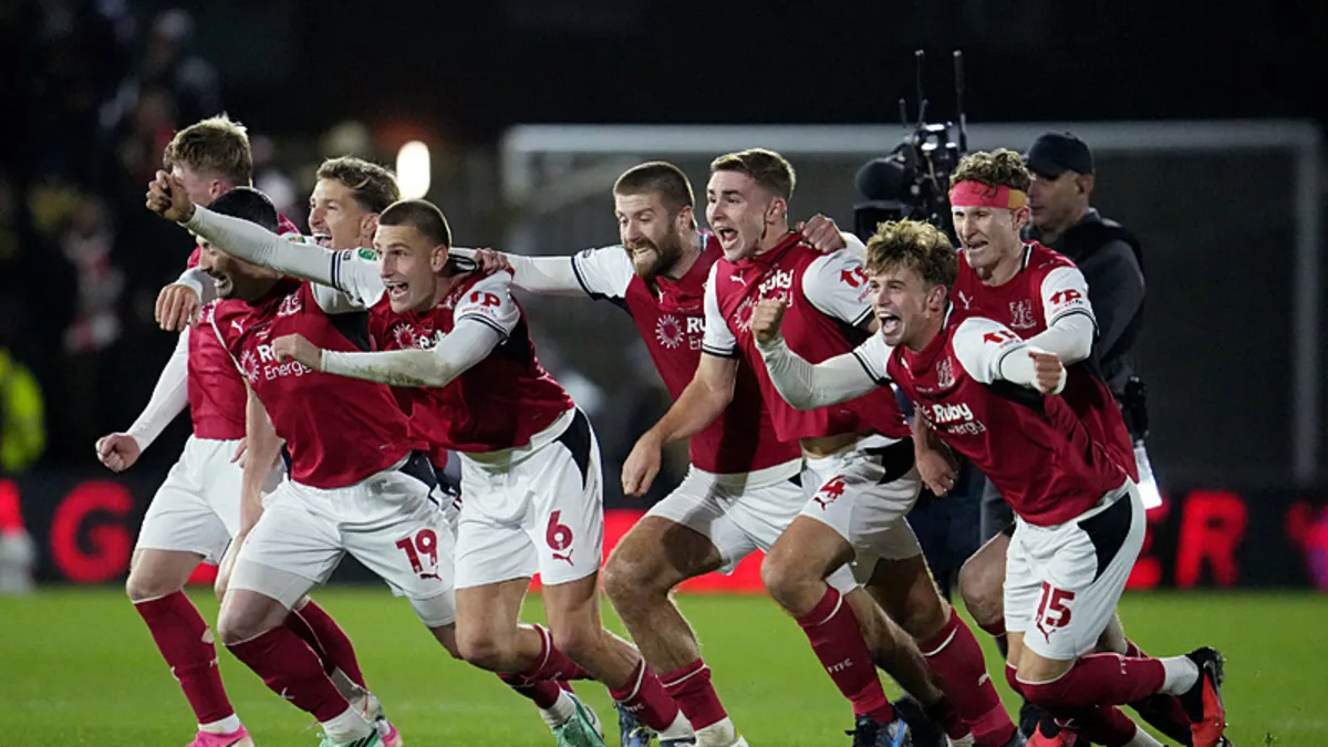 Fleetwood Town, penaltılarda Arsenal'i geçerek Lig Kupası çeyrek finaline yükseldi